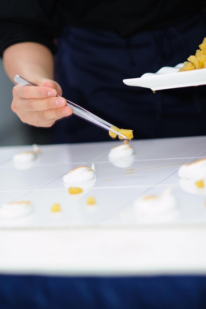 Kucharz przygotowujący danie